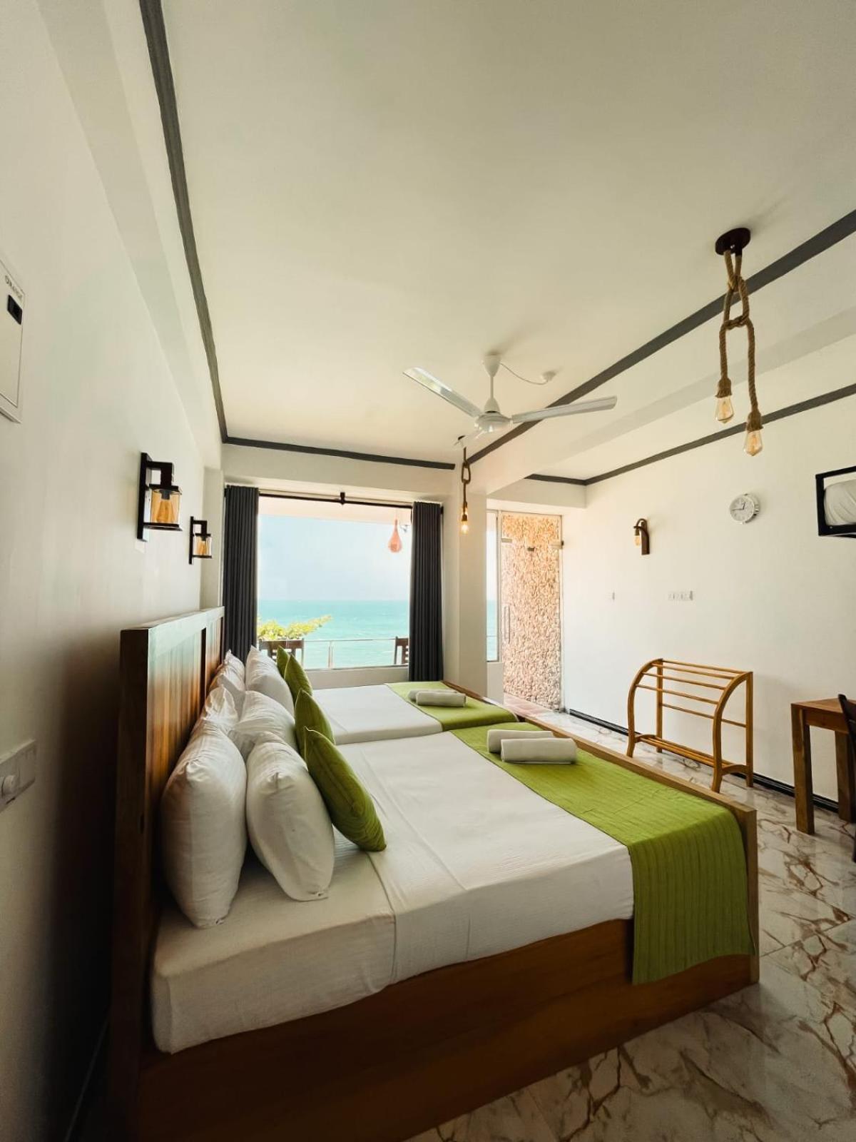 Coral Beach Hotel Mirissa Buitenkant foto